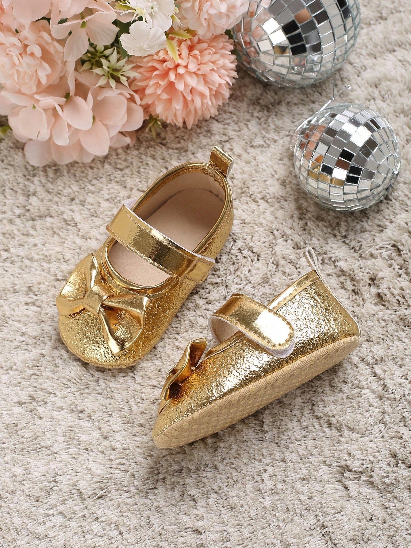 INFANT BABY GIRLS GOLD SHOES WITH BOW, SIZE 3.