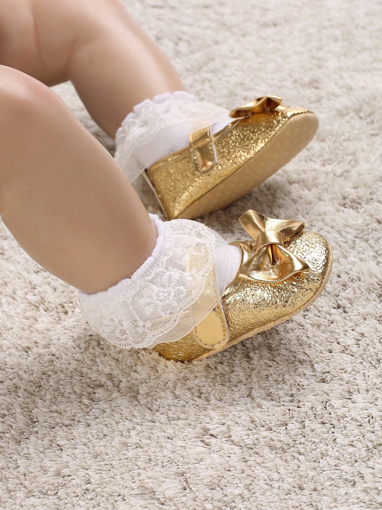 INFANT BABY GIRLS GOLD SHOES WITH BOW, SIZE 3.