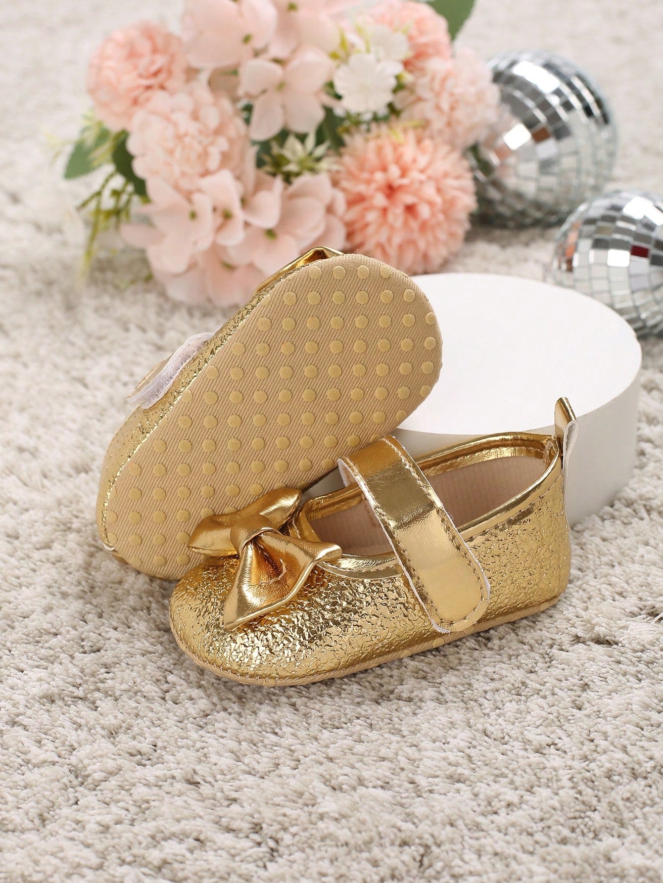 INFANT BABY GIRLS GOLD SHOES WITH BOW, SIZE 3.