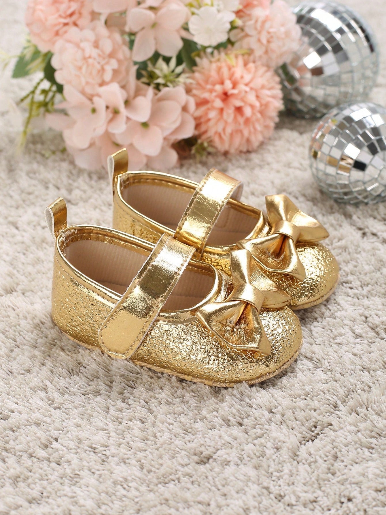 INFANT BABY GIRLS GOLD SHOES WITH BOW, SIZE 3.