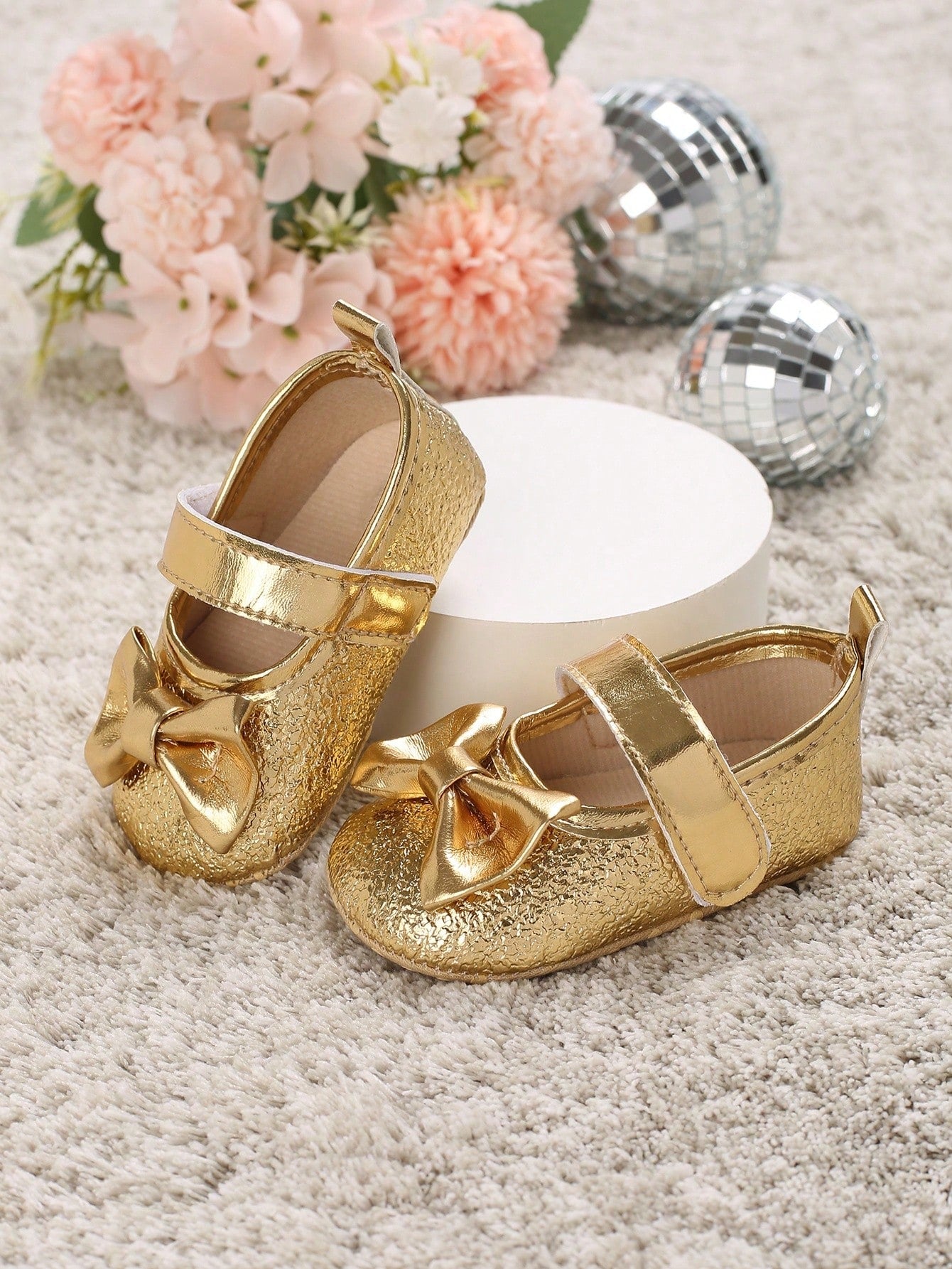 INFANT BABY GIRLS GOLD SHOES WITH BOW, SIZE 3.